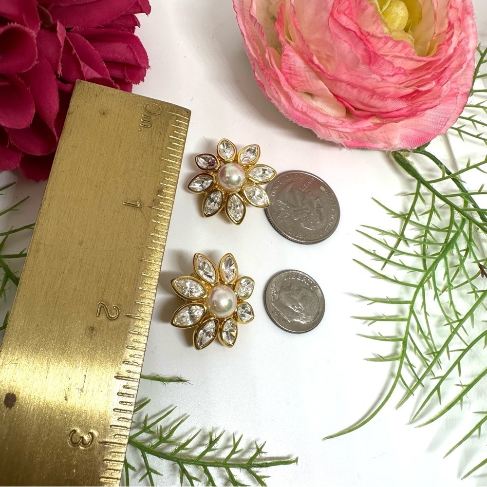 VINTAGE⚜️Nolan Miller Pearl & Crystal Flower Clip Earrings - Picture 8 of 8